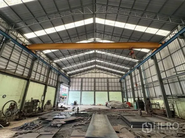 คลังสินค้า ขายในBang Bon, Bangkok - พื้นผลิตแบบไร้เสากลาง พร้อมรางเครนและแผ่นรับแสงธรรมชาติบนหลังคา