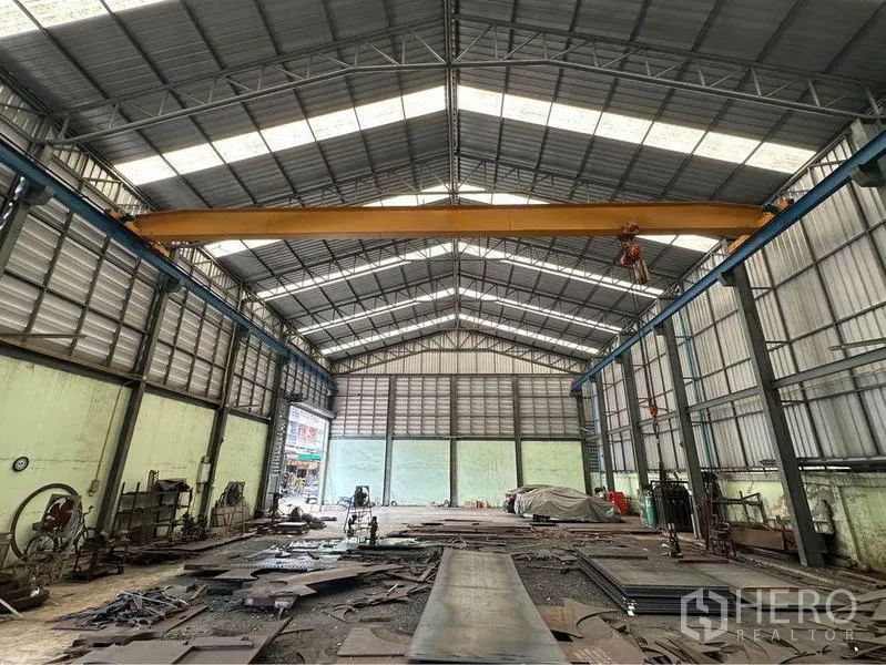 คลังสินค้า ขายในBang Bon, Bangkok - พื้นผลิตแบบไร้เสากลาง พร้อมรางเครนและแผ่นรับแสงธรรมชาติบนหลังคา