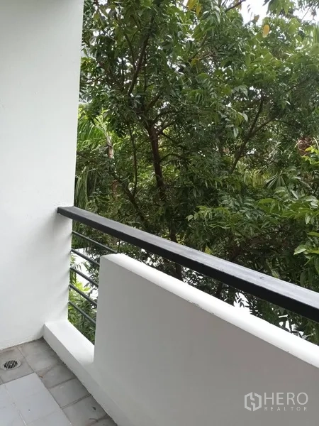 คอนโด ให้เช่าในDin Daeng, Bangkok - ระเบียงราวสีขาวมองเห็นต้นไม้เขียวชอุ่ม
