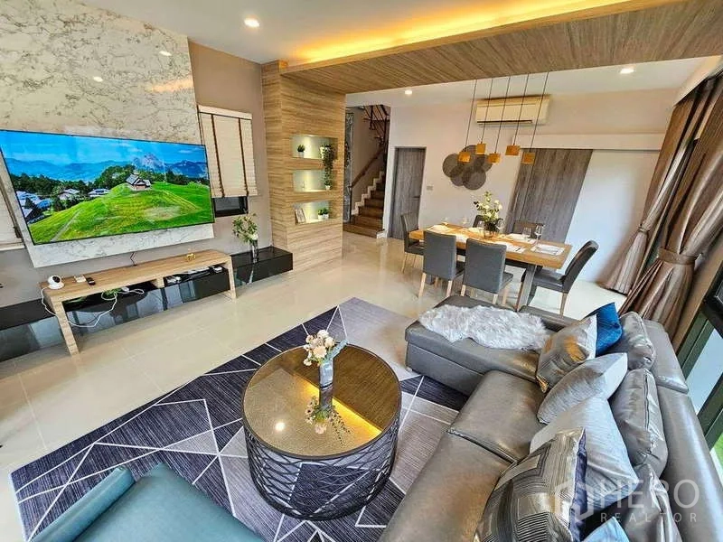 独立式住宅 出租在Prawet, Bangkok - 宽敞客餐一体空间，电视背景墙与楼梯