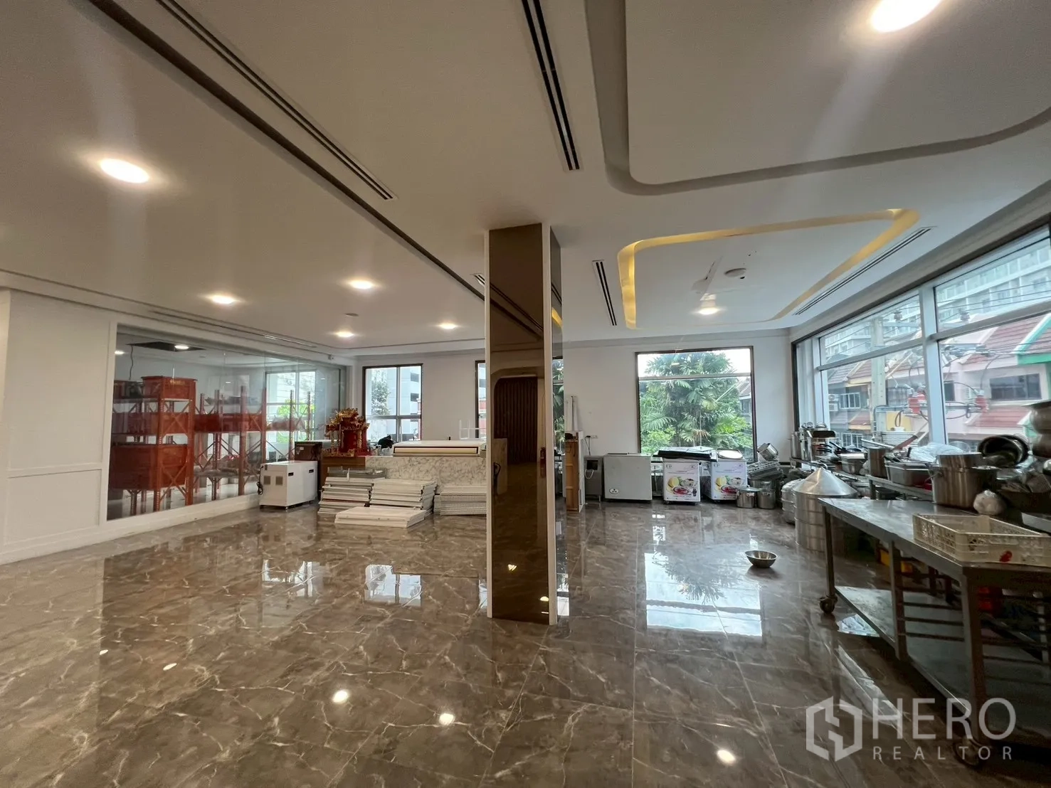 零售空间 出租在Watthana, Bangkok - 开放式区域，落地窗、嵌灯吊顶与不锈钢工作台
