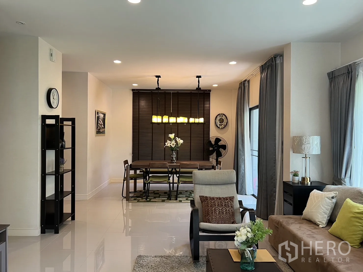 บ้าน ให้เช่าในBang Kapi, Bangkok - พื้นที่นั่งเล่นและทานอาหารแบบโอเพ่นพร้อมโคมไฟโมเดิร์นและชั้นวาง