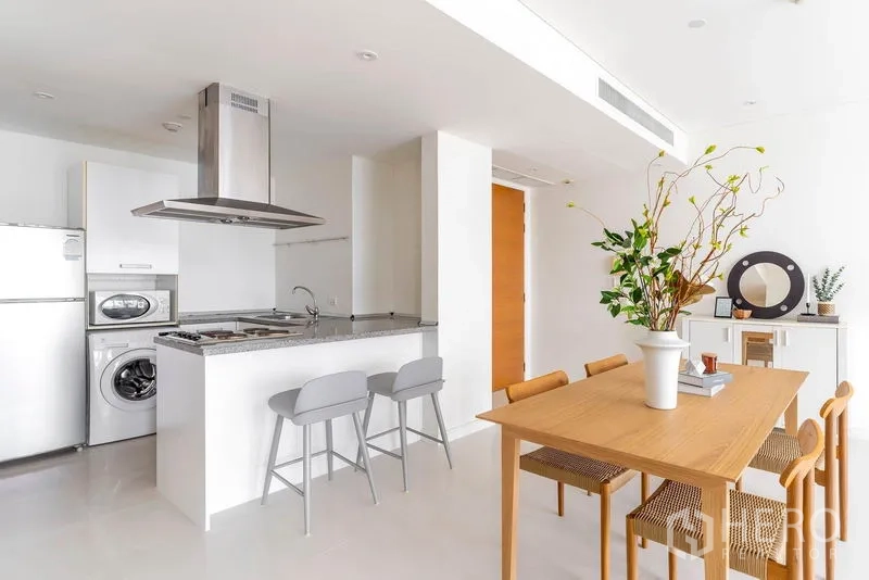 คอนโด ให้เช่าในWatthana, Bangkok - ครัวแบบเปิดพร้อมไอส์แลนด์ เครื่องดูดควัน และพื้นที่ทานอาหาร