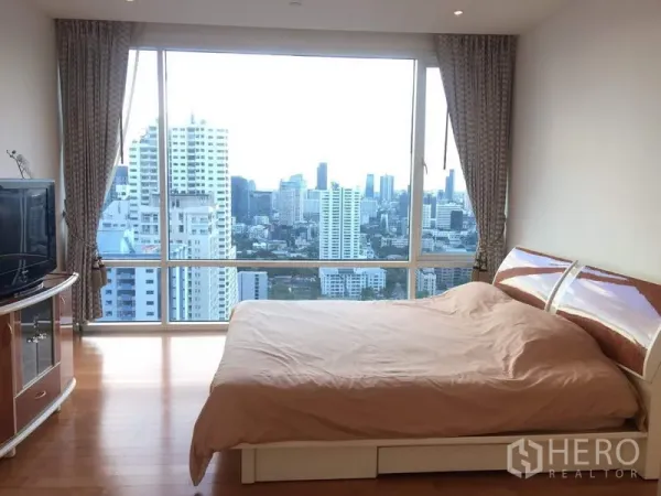 คอนโด ให้เช่าหรือขายในWatthana, Bangkok - ห้องนอนหลักพร้อมหน้าต่างบานใหญ่ พื้นไม้ และวิวเมืองพาโนรามา