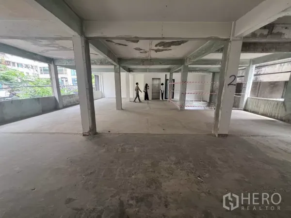 零售空间 出租在Bang Rak, Bangkok - 大开间柱网结构，多个窗洞采光，核心区开放，待租户自行装修。