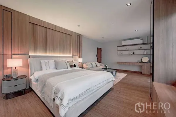 บ้าน ให้เช่าหรือขายในPhra Khanong, Bangkok - มุมห้องนอนมาสเตอร์ เตียงบุนวม ผนังไม้และชั้นวางของ