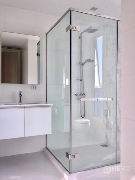 คอนโด ให้เช่าหรือขายในWatthana, Bangkok - ตู้ shower กระจกบานเต็มติดฝักบัวเรนชาวเวอร์ ข้างเคาน์เตอร์ลอยตัวและหน้าต่าง
