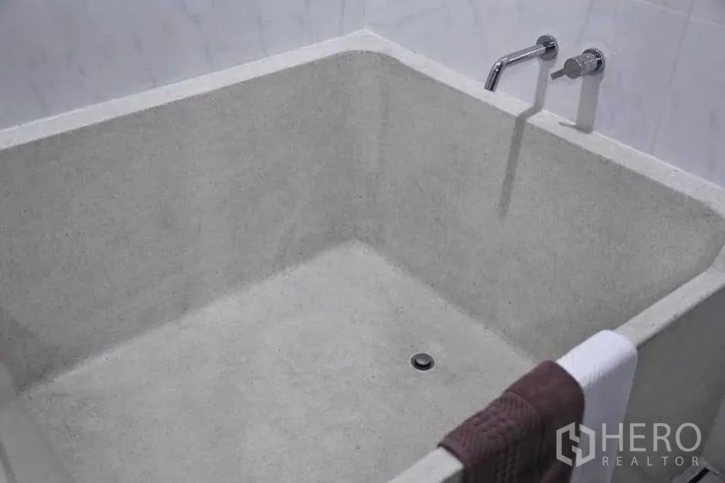 คอนโด ให้เช่าในWatthana, Bangkok - อ่างอาบน้ำทรงสี่เหลี่ยมลึก พร้อมก๊อกติดผนังในห้องน้ำสไตล์ร่วมสมัย