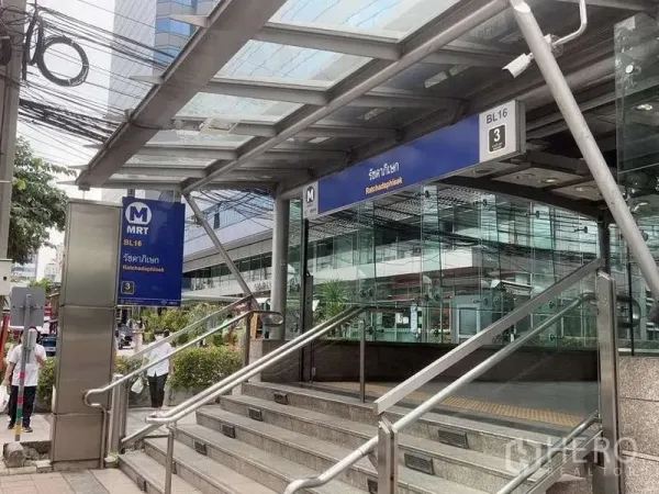 สำนักงานที่บ้าน ขายในHuai Khwang, Bangkok - ทางออกสถานี MRT รัชดาภิเษก มีหลังคากระจกและป้ายสถานี