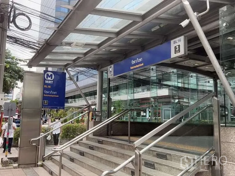 สำนักงานที่บ้าน ขายในHuai Khwang, Bangkok - ทางออกสถานี MRT รัชดาภิเษก มีหลังคากระจกและป้ายสถานี