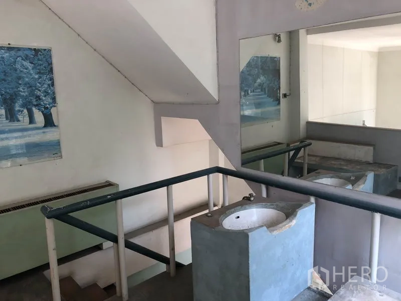 零售空间 出租在Khlong Toei, Bangkok - 夹层空间带楼梯与双洗手盆，配大面积墙镜。