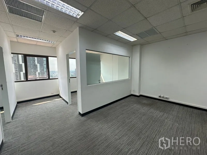 办公空间 出租在Watthana, Bangkok - 分隔式办公室，设内部玻璃窗，明亮通透。