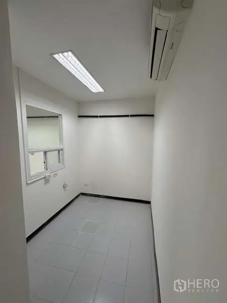 Office Space for rent in Khlong Toei, Bangkok - Private compact office room with wall-mounted air conditioner.