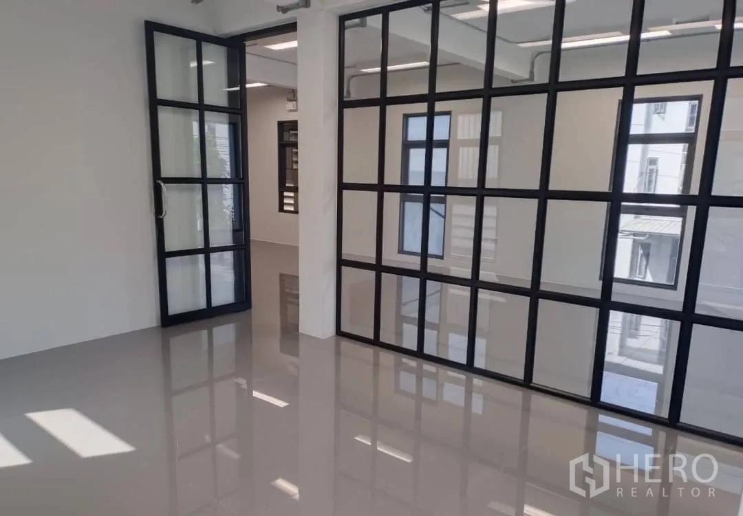 工厂 出售在Lam Luk Ka, Pathum Thani - 办公区配黑框玻璃隔断门与光亮地面