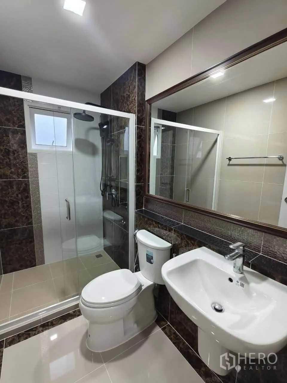 Detached House for rent in Bang Phli, Samut Prakan - Contemporary bathroom with shower enclosure, toilet and wide mirror.