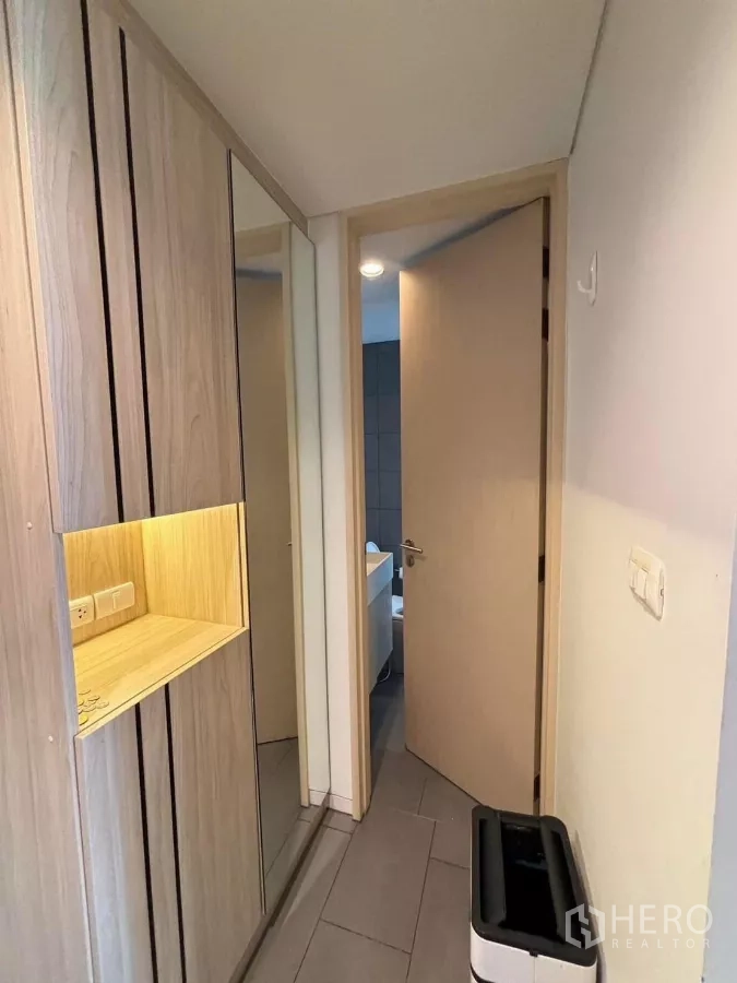 คอนโด ให้เช่าหรือขายในPhaya Thai, Bangkok - โถงทางเดินมีตู้กระจกบิลท์อิน และประตูเข้าสู่ห้องน้ำปูกระเบื้อง