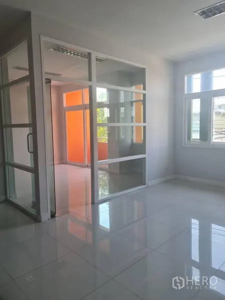 โรงงาน ให้เช่าหรือขายในLam Luk Ka, Pathum Thani - ห้องออฟฟิศกั้นกระจก ประตูบานเลื่อน มองเห็นผนังสีส้มด้านนอก