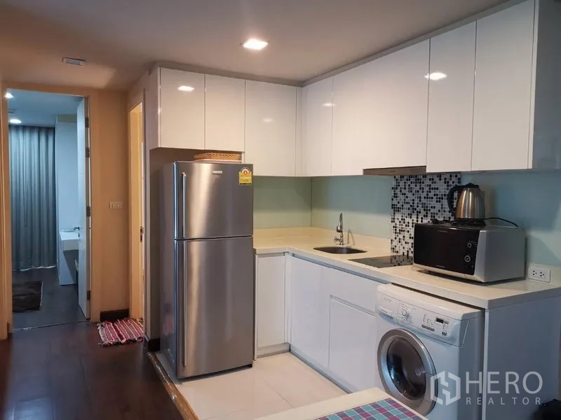 คอนโด ให้เช่าหรือขายในWatthana, Bangkok - ครัวรูปตัว U สีขาวสว่าง ตู้บิลท์อิน ตู้เย็นสแตนเลส ไมโครเวฟ และเครื่องซักผ้า
