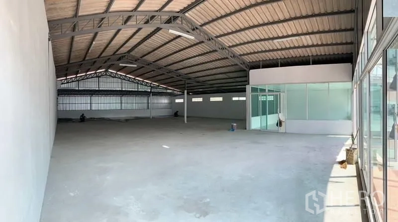 货栈 出租在Mueang Pathum Thani, Pathum Thani - 开放式仓库全景，带玻璃隔断办公室，采光明亮。
