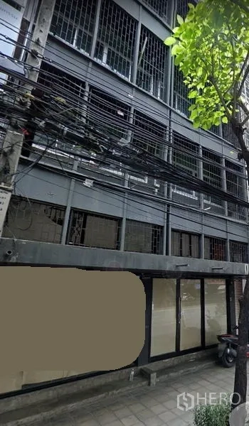 อาคารพาณิชย์ ให้เช่าในPhra Khanong, Bangkok - อาคารพาณิชย์หลายชั้นย่านพระโขนง หน้ากระจกกว้าง มีเหล็กดัดชั้นบน สายไฟเหนือทางเท้าและต้นไม้ ใกล้ BTS บางจาก