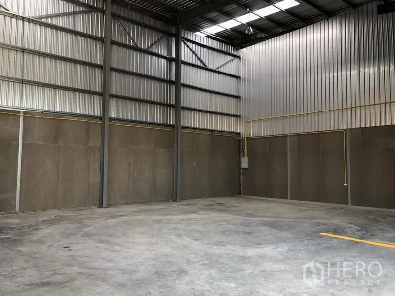 工厂 出租在Khlong Luang, Pathum Thani - 空置厂房角落，混凝土板墙上布置电气管线。