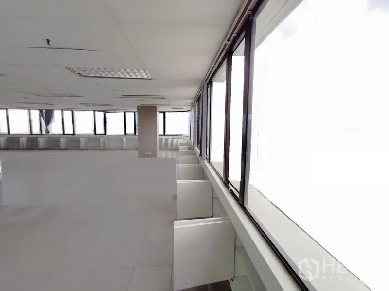 สำนักงาน ให้เช่าในRatchathewi, Bangkok - ฐานตั้งโต๊ะทำงานตามแนวหน้าต่างพาโนรามารอบพื้นที่