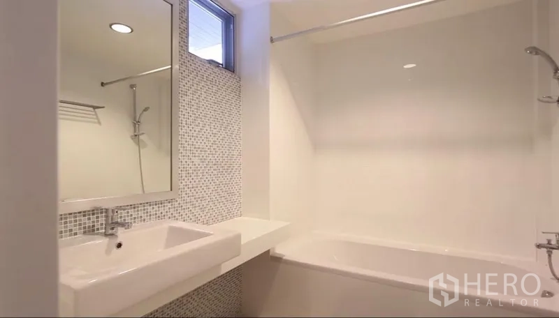 อพาร์ทเมนท์ ให้เช่าในKhlong Toei, Bangkok - ห้องน้ำตกแต่งผนังโมเสก อ่างล้างหน้า และอ่างอาบน้ำพร้อมราวฝักบัว