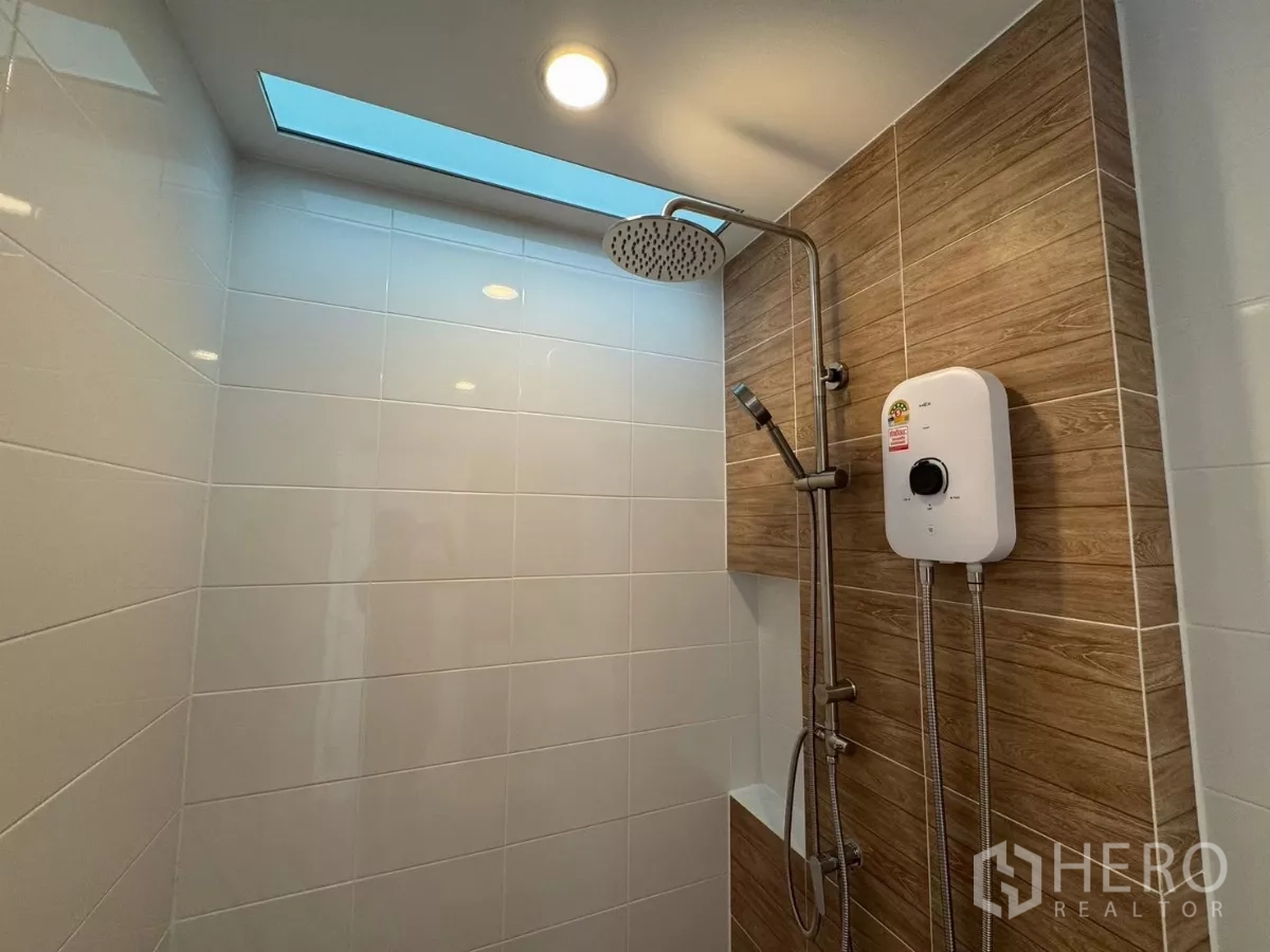 Townhouse for rent in Bang Phli, Samut Prakan - Rain shower and water heater positioned below skylight