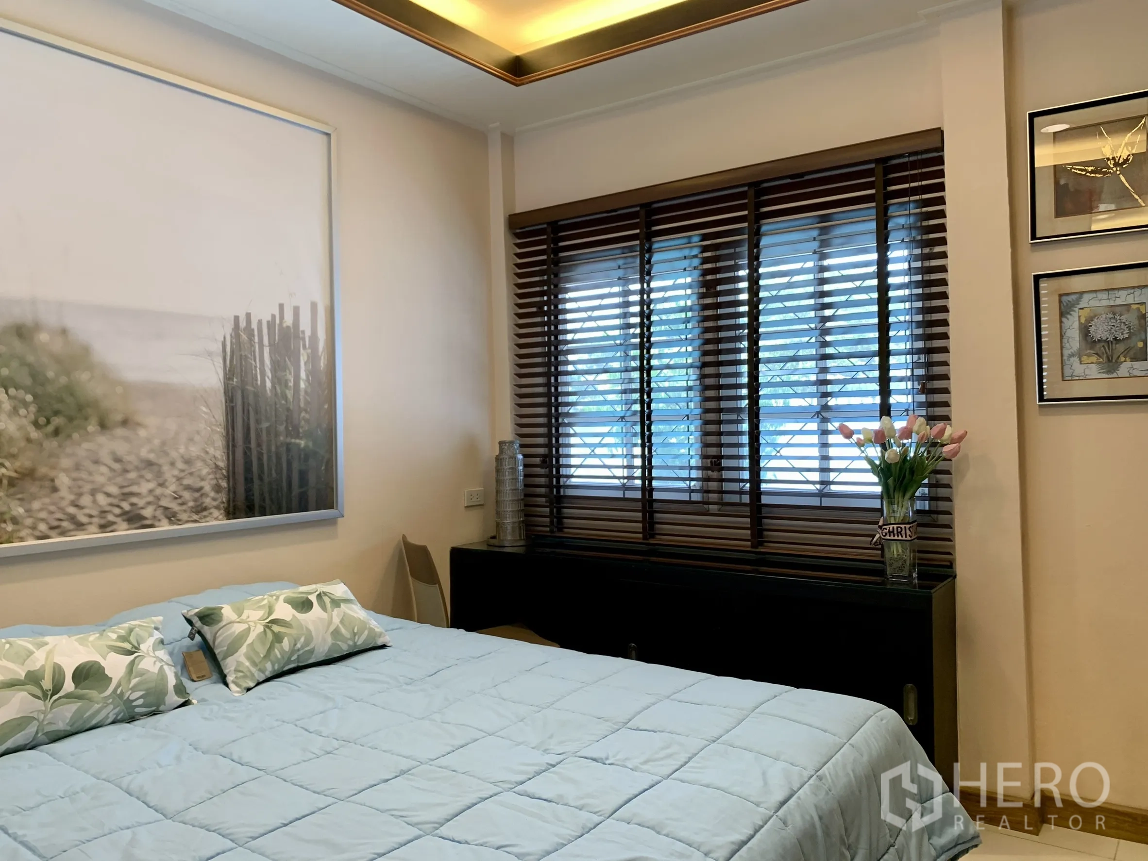 บ้านเดี่ยว for rent in Saphan Sung, Bangkok - อีกมุมของห้องนอนหลัก แสดงเตียง ไฟเพดาน และของตกแต่ง.