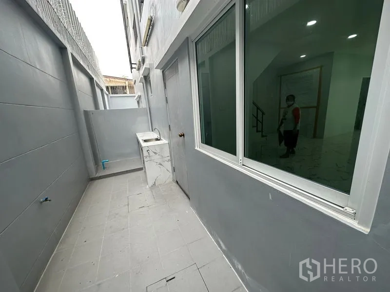 Home Office for rent or sale - Private service yard beside the house with outdoor sink, high privacy walls and utility points.