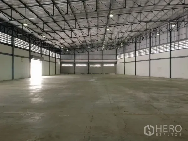 คลังสินค้า ให้เช่าในBang Phli, Samut Prakan - ฮอลล์โกดังโล่ง โครงหลังคาเหล็ก พร้อมประตูม้วนหลายบาน