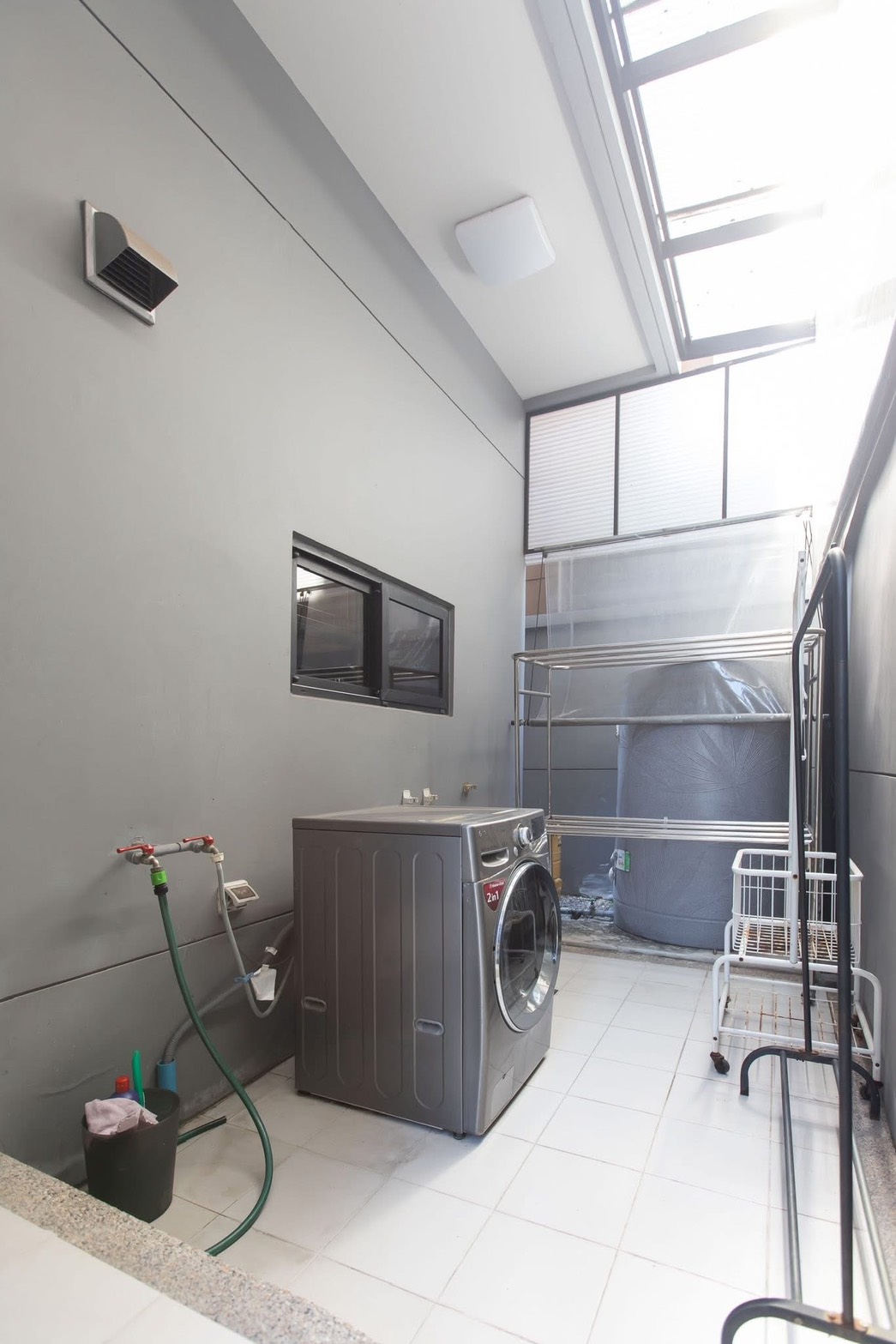 独立式住宅 出租在Lat Phrao, Bangkok - 家务间，前置洗衣机，多功能水龙头，天窗与水箱。