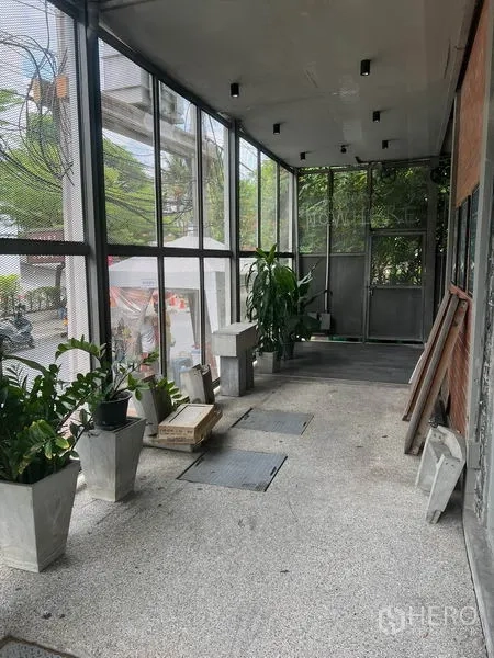 พื้นที่ขายปลีก ให้เช่าในWatthana, Bangkok - โถงหน้าร้านมีผนังกระจกและกระถางต้นไม้ มองเห็นถนน
