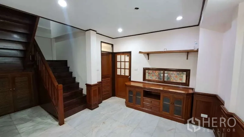 ทาวน์เฮาส์ ให้เช่าในWatthana, Bangkok - บันไดไม้ราวจับแข็งแรง พร้อมชานพัก