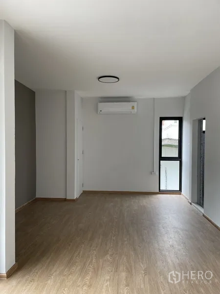 สำนักงานที่บ้าน ให้เช่าในKhlong Toei, Bangkok - ห้องทำงานสว่าง พื้นลายไม้ แอร์ และหน้าต่างสูง