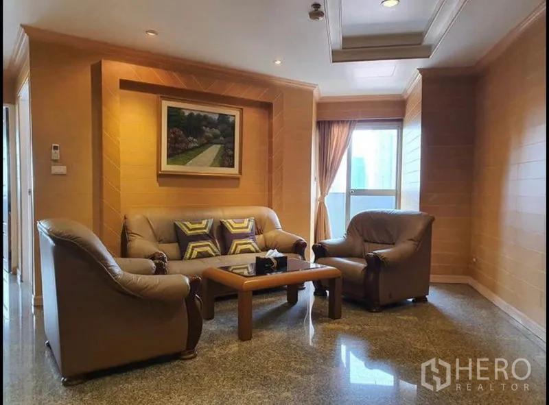 Condominium for rent in Ratchathewi, Bangkok - Cozy lounge corner with sofa set, coffee table and artwork alcove.