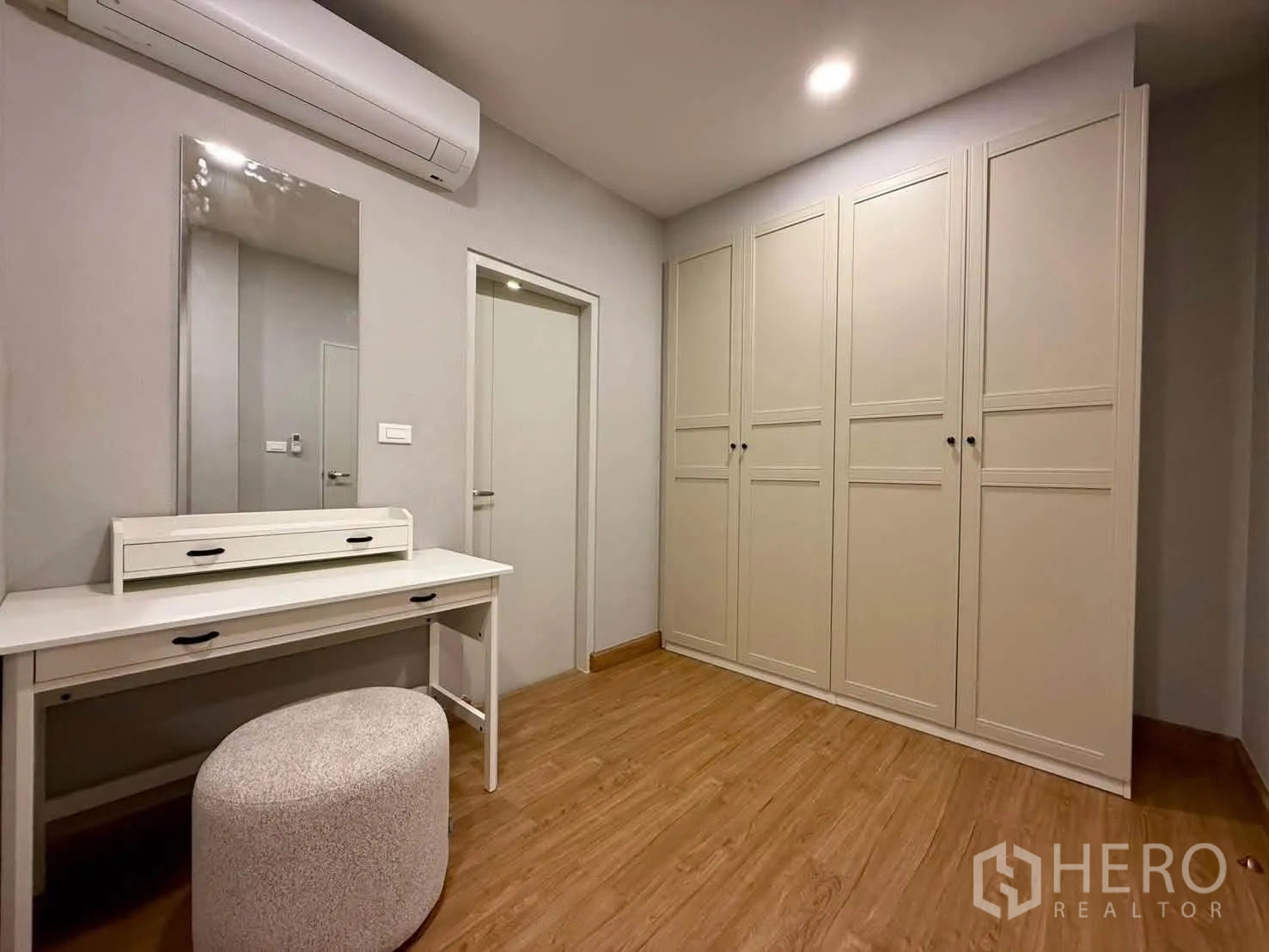 独栋房屋 for rent in Bang Phli, Samut Prakan - 卧室一角配化妆台、高柜与空调。