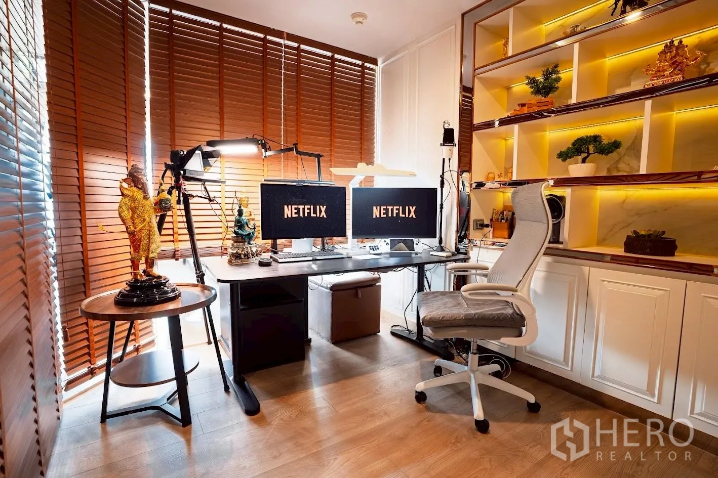 คอนโด for sale in Sathon, Bangkok - ห้องทำงานเฉพาะทางชั้นวางบิวท์อินและจอมอนิเตอร์คู่