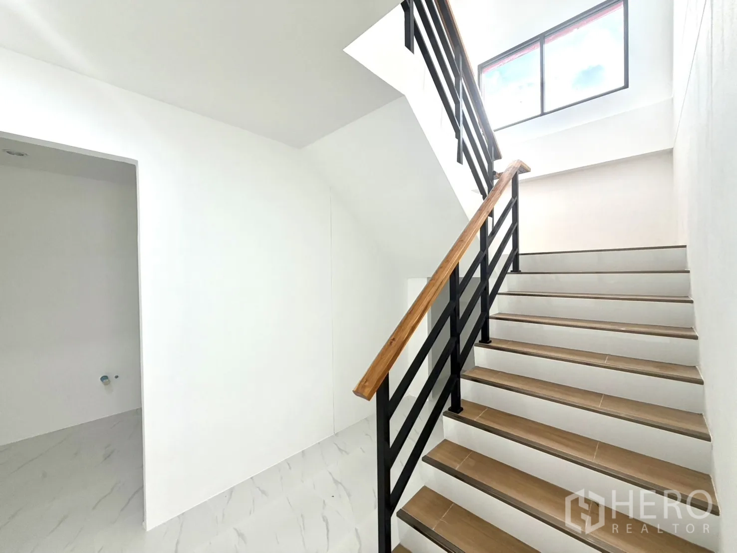 Factory for rent or sale in Lam Luk Ka, Pathum Thani - Staircase with a wooden handrail leading to the upper office level.