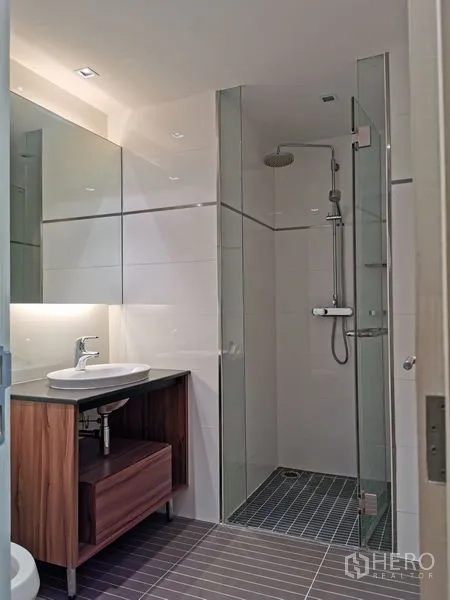 คอนโด ให้เช่าหรือขายในPhaya Thai, Bangkok - ห้องน้ำขนาดกะทัดรัด พร้อมเรนชาวเวอร์หลังผนังกระจกและอ่างล้างหน้า