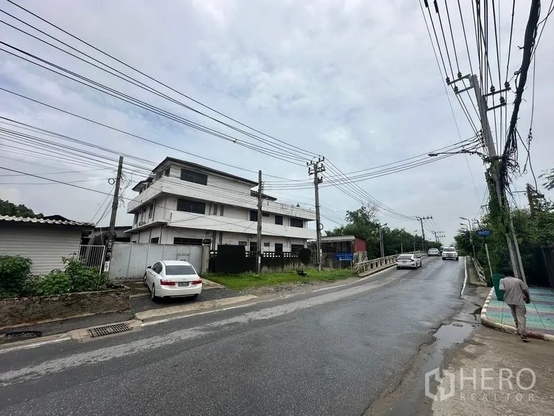 Home Office for sale in Phra Pradaeng, Samut Prakan - Corner position of the property beside a local road and small bridge.