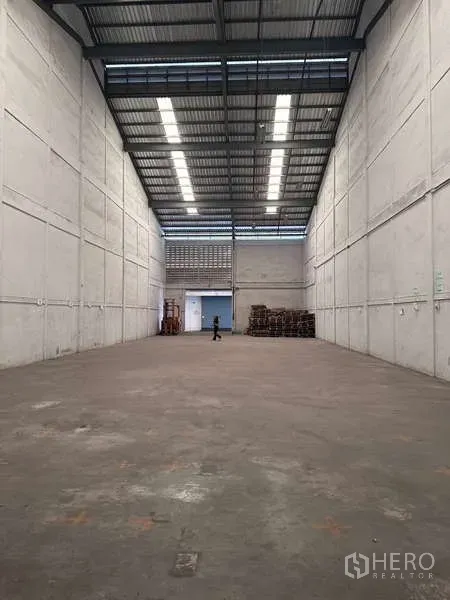 คลังสินค้า ให้เช่าในMueang Samut Prakan, Samut Prakan - ฮอลล์โกดังโล่งเพดานสูง พื้นคอนกรีตและสกายไลท์