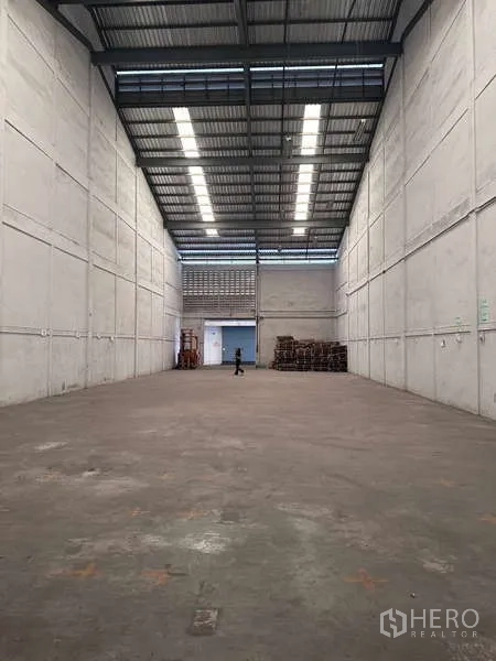 คลังสินค้า ให้เช่าในMueang Samut Prakan, Samut Prakan - ฮอลล์โกดังโล่งเพดานสูง พื้นคอนกรีตและสกายไลท์
