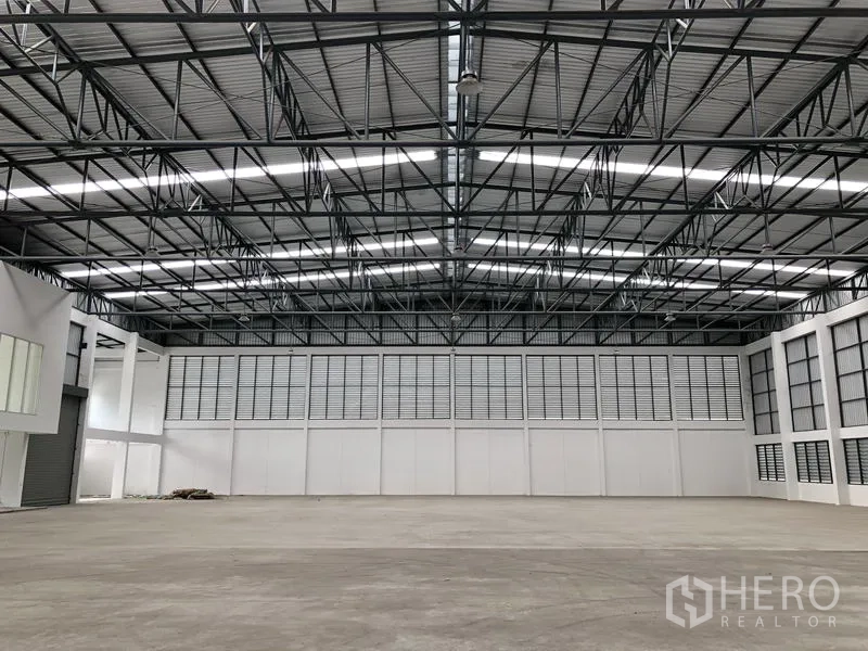 工厂 出租在Phra Nakhon Si Ayutthaya - 大跨距仓库内部，通风百叶与长条天窗采光充足。