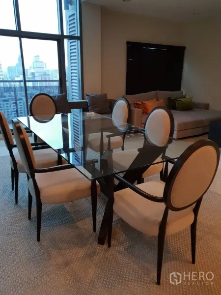 คอนโด ให้เช่าในKhlong Toei, Bangkok - มุมรับประทานอาหาร โต๊ะกระจกและเก้าอี้บุผ้า 6 ที่นั่ง ข้างหน้าต่างบานใหญ่
