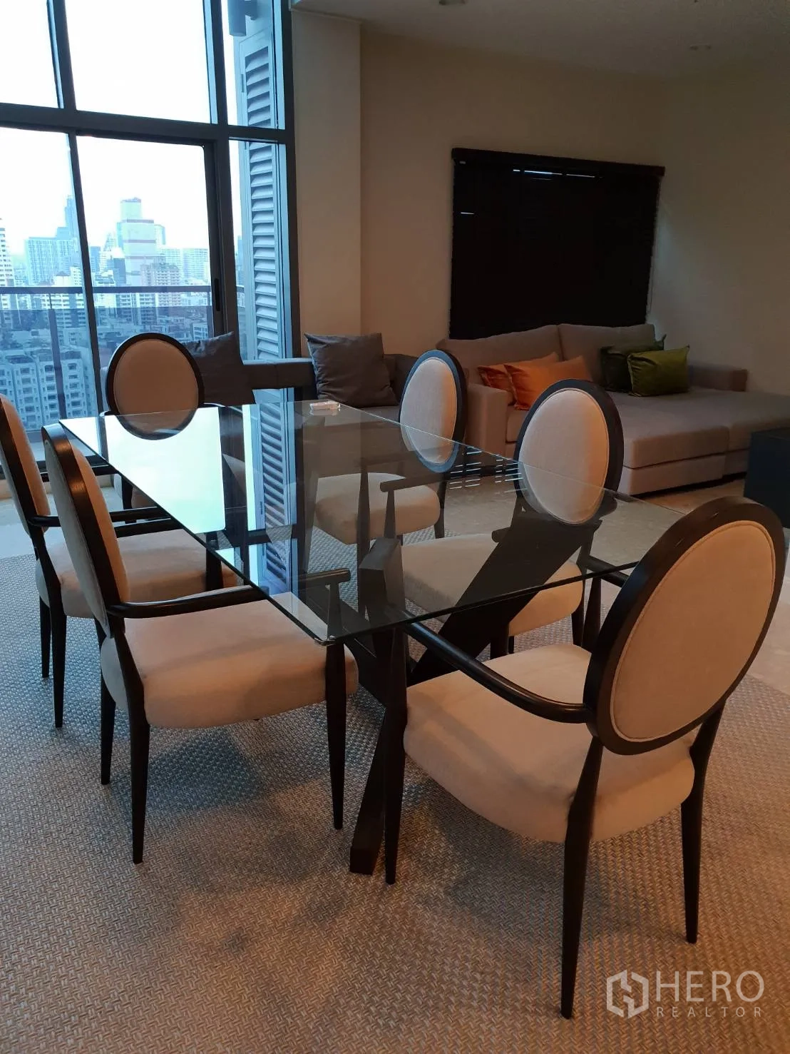 คอนโด ให้เช่าในKhlong Toei, Bangkok - มุมรับประทานอาหาร โต๊ะกระจกและเก้าอี้บุผ้า 6 ที่นั่ง ข้างหน้าต่างบานใหญ่