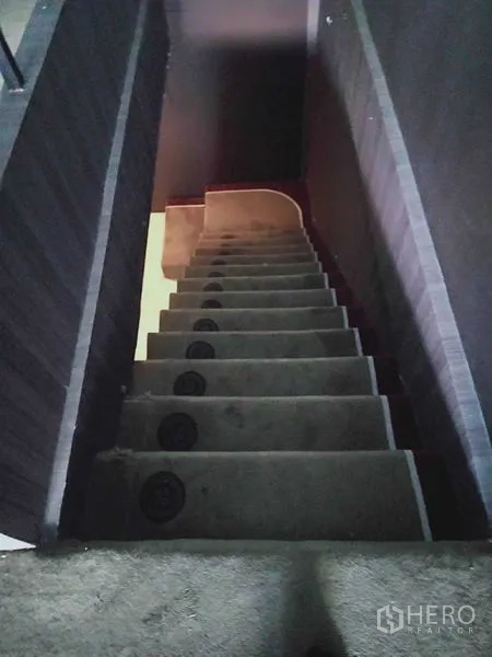 店屋 出租在Watthana, Bangkok - 狭窄楼梯配深色墙面通向下层