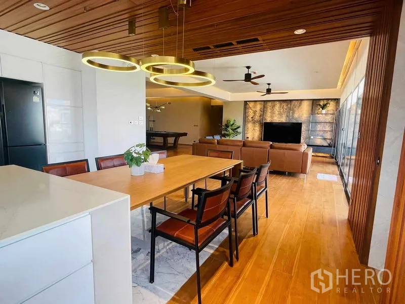 คอนโด ให้เช่าหรือขายในWatthana, Bangkok - พื้นที่รับประทานอาหารเชื่อมห้องนั่งเล่นสไตล์โอเพน พร้อมโคมไฟวงแหวนและงานไม้