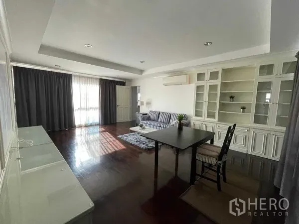 บ้าน ขายในWang Thonglang, Bangkok - ห้องแฟมิลี่รูม พื้นไม้ ตู้บิลท์อินสีขาว โซฟาลายทางและโต๊ะ