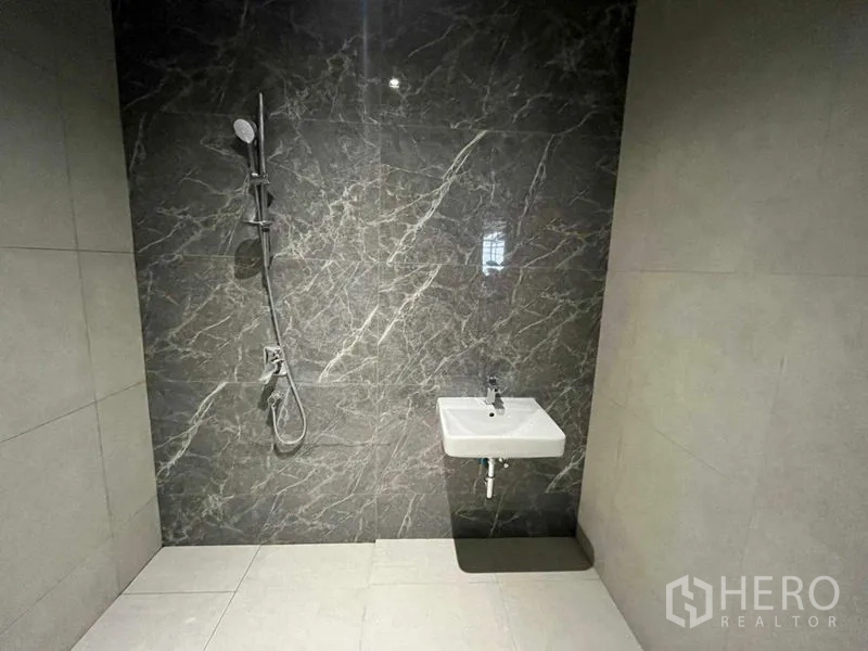 สำนักงาน ให้เช่าในPhra Khanong, Bangkok - ห้องอาบน้ำพร้อมอ่างล้างมือ ผนังหินอ่อนสีเทา